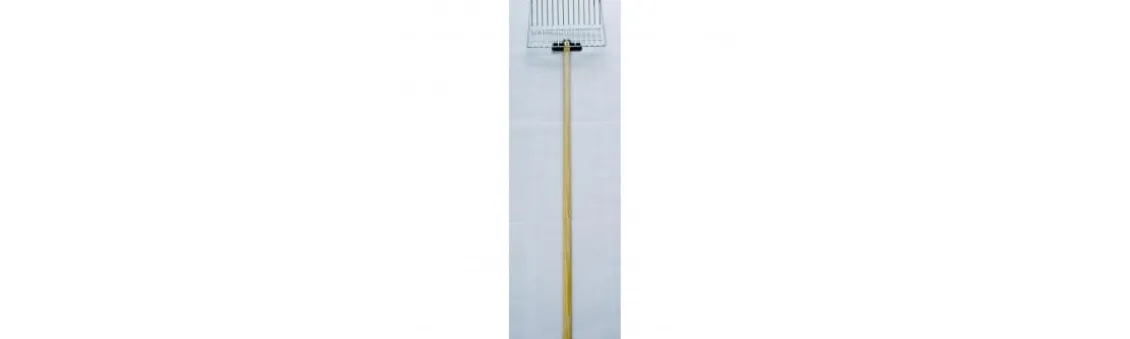 Rastrillo Metálico con Mango de Madera